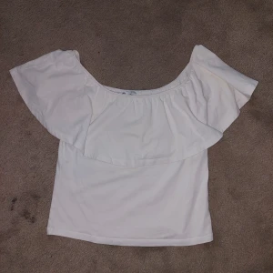 Vit topp från Cubus - Gullig vit off shoulder topp från Cubus Obs inte helt vit längre/lite missfärgat men det går nog bort med rätt tvättmedel Storlek L men troligtvis ungdomsstorlek så sitter ungefär som M