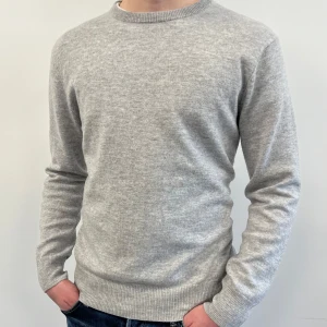 Merinoull & Kashmir crewneck (Nya) - Tjena säljer helt nya tröjor i 90% merinoull och 10% Kashmir från mitt klädföretag. Tröjorna finns i tre färger och i storlekarna XS- L. Tröjorna säljs styckvis men vill man köpa flera så kan man få bättre pris. Kolla mina tidigare annonser för mer info eller hör av dig om du har någon fråga!😁