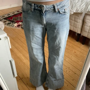 Ljusblå jeans från Monki - Snygga ljusblå jeans från Monki med en avslappnad “wide” stil. De har en klassisk fyrficksdesign och är tillverkade i ett bekvämt denimtyg.💕