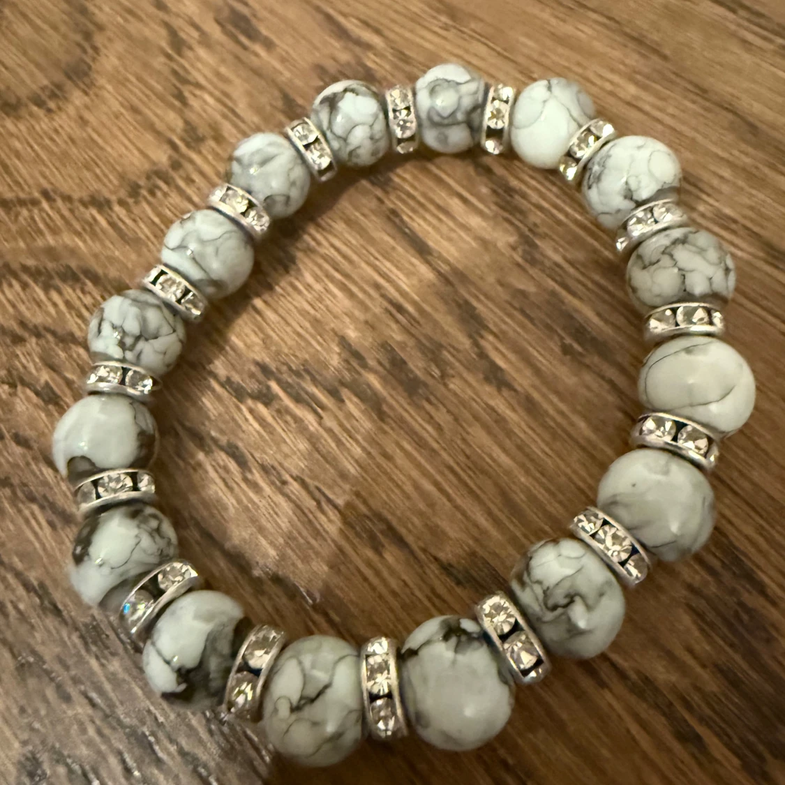 Armband med marmorerade pärlor och strass - 1