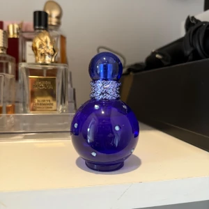 Midnight fantasy Britney Spears 30 ml  - 30 ml ursprungligen, mängd enligt bild. Saknas cirka 1-2 ml 