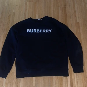 Burberry tröja - Nu säljer jag min burberry tröja. Den är riktigt snygg, nästan aldrig använd så riktigt bra skick. Den är i storlek S men passar Xs och M. Hör av er vid intresse. 