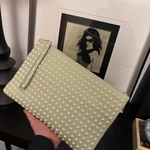 Valentino dator fodral - Säljer ett sjukt snyggt valentino dator fodral i ny sick, det är väldigt sällsynt då de inte tillverkas längre de är gjort i läder med röd mocka innuti med en dragkedja ficka och 2 små fack innuti med ett ny pris på ca 10000kr endas seriösa köpare, fler bilder i pm, pris kan diskuteras vid snabb affär.