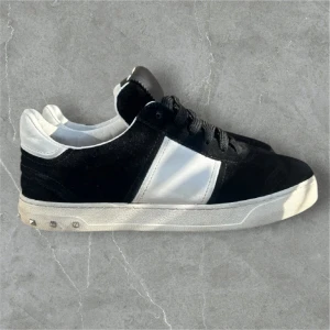 Valentino flycrews - Tja, säljer dessa as feta flycrews i storlek 40 1/2 (passar 42-42.5) de är i 9/10 skick och två nitar saknas. Allt OG kommer med förutom box. Nypris 7500 säljs nu för 3500. Pris kan diskuteras! // M&M luxury 🌴