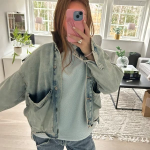 Ljusblå jeansjacka - Säljer min fina jeansjacka som har en väldigt cool passform. Den är använd en höst och en vår och är helt klart en favorit. Den har en lite liknande bomber jacka stil och är verkligen unik!! Nypris från Zara var 1200kr
