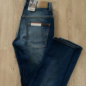 Helt nya nudie jeans - HELT NYA. Aldrig använda. Stl 29/30. Riktigt feta grisch jeans i modellen Thin Finn. Passar lite slim och sitter riktigt bra på de flesta. Skriv om du behöver fler bilder eller om du har frågor. PRIS KAN DISKUTERAS VID SNABB AFFÄR.
