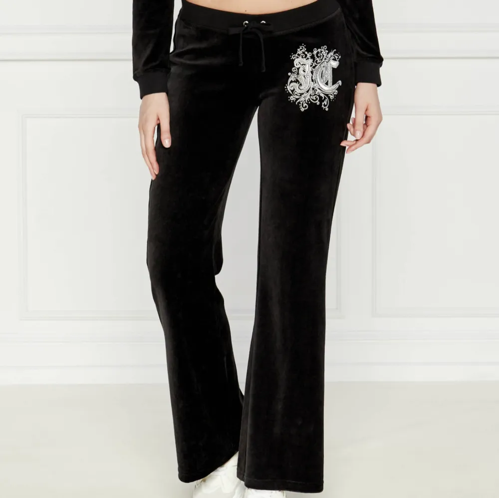 Lågmidjade utsvängda mjukisbyxor. Från juicys hertiage collection. Reniassance Caisa Low Rise Pant Helt nya, prislappen kvar. Har endast provat dom och tyvärr är dom för små för mig men kunde ej lämna tillbaka för att returtiden gick ut.. Farkut & Housut.
