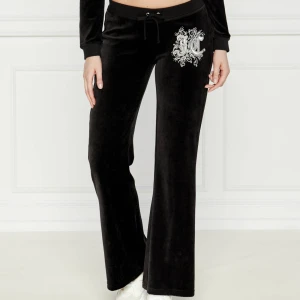 Juicy couture byxor - Lågmidjade utsvängda mjukisbyxor. Från juicys hertiage collection.  Reniassance Caisa Low Rise Pant  Helt nya, prislappen kvar. Har endast provat dom och tyvärr är dom för små för mig men kunde ej lämna tillbaka för att returtiden gick ut.