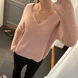 Rosa stickad tröja  - Rosa stickad tröja med lite glitter (sista bilden) från KappAhl i storlek S, skulle säga att den även passar M. Fint skick. Använd gärna köp nu!