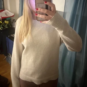 Vit stickad tröja från Vero Moda - Säljer en mysig vit stickad tröja från Vero Moda. Tröjan har långa ärmar och en klassisk rund halsringning. Passar perfekt till både jeans och kjol. Storlek M🩷 lite nopprig! 