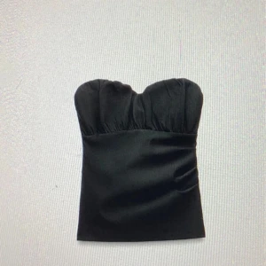 Svart tubtopp - Svart tubtopp från Zara som är slutsåld. Den är helt ny med prislapp. Säljs pga för liten för mig. Toppen är figursydd och har INGA defekter💘💘storlek:xs/s