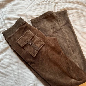 Vintage Juicybyxor  - Vintage juicybyxor i en supersnygg brun färg. Riktig Bratz vibe!😍 Att tänka på är att den äldre modellen är lite strävare än dagens material på byxorna. Samt liten i storleken. Passar nog Xs-S