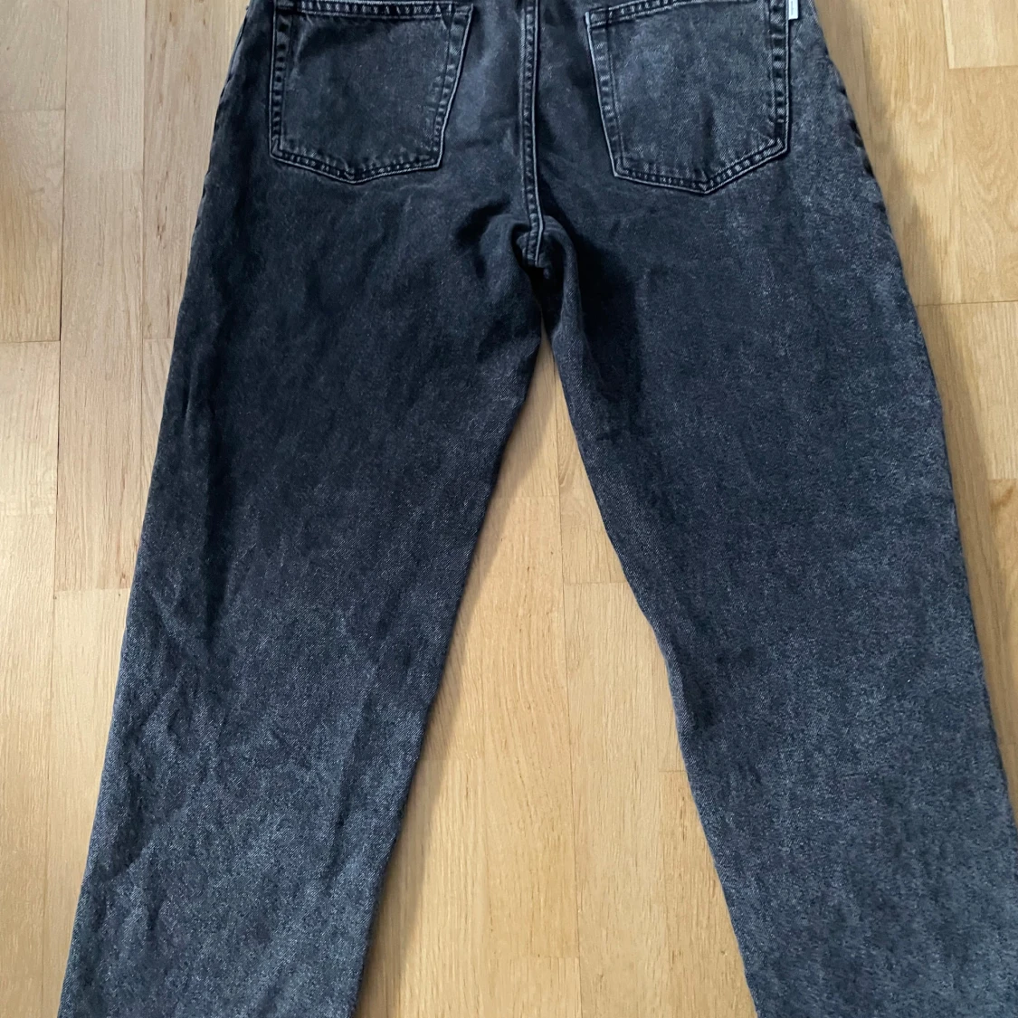 Mörkgrå jeans från woodbird  - 1