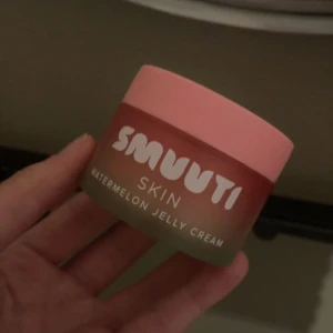 Smuuti Skin Watermelon Jelly Cream - Fräsch och återfuktande gelkräm med doft av vattenmelon från Smuuti. Perfekt för att ge huden en fuktboost och en fräsch känsla. Kommer i en söt burk med rosa lock.