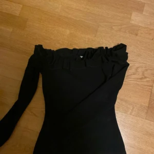 Off-shoulder topp från Nelly - Så fin topp från Nelly!! Aldrig använts💕