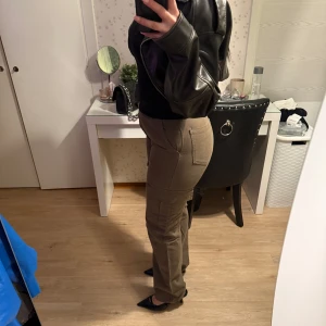 Bruna cargopants från stradivarius  - Snygga militär gröna cargopants med praktiska fickor på sidorna. Byxorna har en dragkedja framtill, kedjan är sönder som man kan se på sista bilden men kan enkelt fixas hos en skräddare och är perfekta för en avslappnad stil. De har en normal passform. 