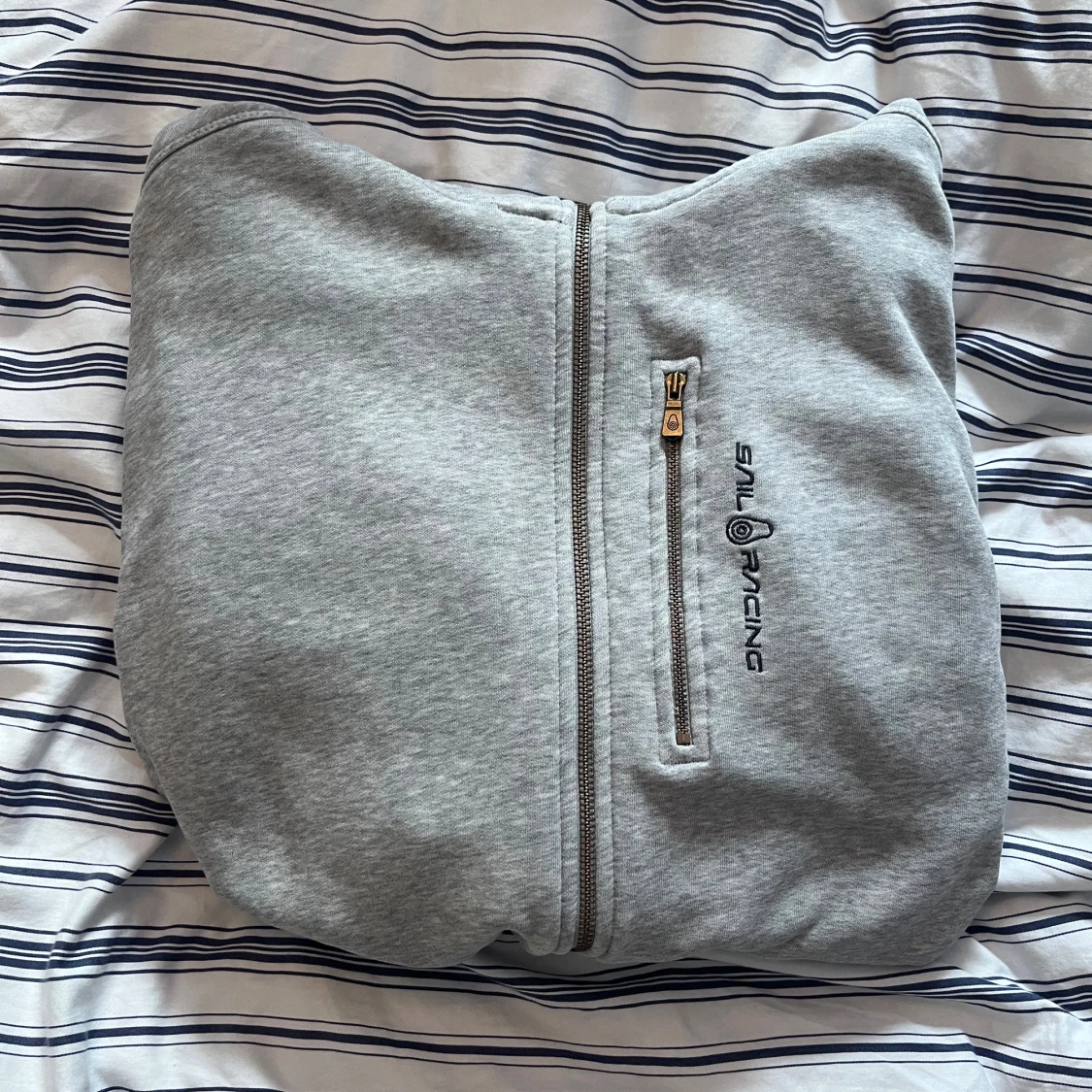 Grå hoodie från Sail Racing - 1