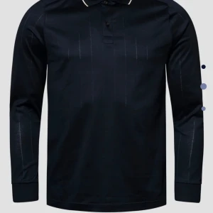 Eton- Marinblå, pikétröja i Filo di Scozia-jacquard - Beskrivning En klassisk pikéskjorta i interlock-stickad, fyllig Filo di Scozia-jacquard av bomull med en fantastisk lyster och diskreta vertikala ränder. Ett elegant basplagg med lång ärm, krage och manschetter i stickat utförande i matchande färg samt knappar i hornimitation som förhöjer stilen. Stickad i Italien. – 100 % bomull – Filo di Scozia-jacquard – Långärmad – Tyg stickat i Italien Funktioner Andas Filo di Scozia Tyget stickat i Italien Artikelnummer: 10001014069 ordinarie pris: 2 199kr