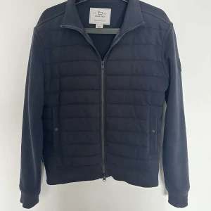 Woolrich cardigan - Mörkblå Woolrich cardigan storlek S. Skriv för mer info, pris går att diskuteras