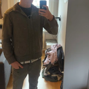 Tjock Cardigan - Tja, säljer denna tunga och snygga vintage cardigan, den är i bra skick, hör av dig vid funderingar!