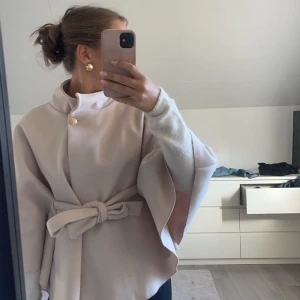 Beige Missäy poncho - Säljer denna jättefina jacka från Missäy i beige💕 som ny