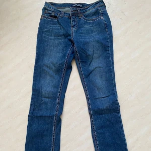 Blå jeans från Arizona - Snygga blå jeans från Arizona med klassisk femficksdesign och kontrastsömmar. De har en bekväm passform och är perfekta för en avslappnad stil. Jeansen har en knapp- och dragkedjestängning framtill.