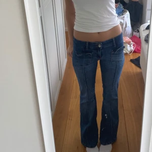 Lågmidjade blå bootcut jeans - Snygga lågmidjade jeans, är i nyskick och har inga defekter, är storlek 34 men passar också 36. Skriv om frågor 🥰