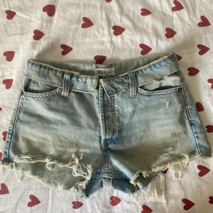 Ljusblå jeansshorts från Zara - Unika lågmidjade shorts från zara!! superfina och har knappt använts