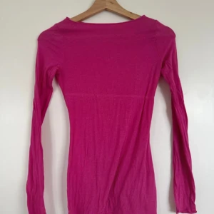 Rosa intimissimi tröja - Säljer en rosa intimissimi tröja i mycket bra skick! Färgen går inte att köpa längre 🩷Storlek S