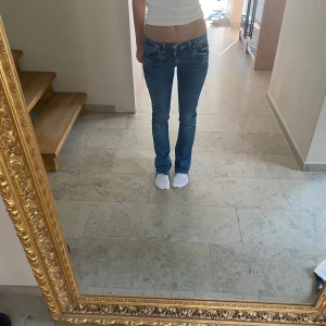 Snygga low waist jeans - Jätte fint skick, inga defekter. Storleken är W26 L34 och modellen valerie, skulle säga att de passar XS och S, materialet är ganska strechigt skriv om frågor 