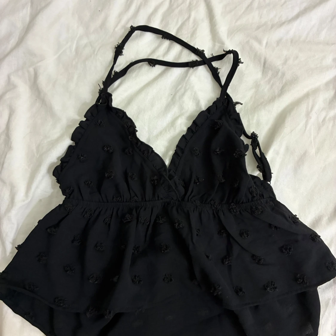 Svart linnetopp med volang och broderi - 2