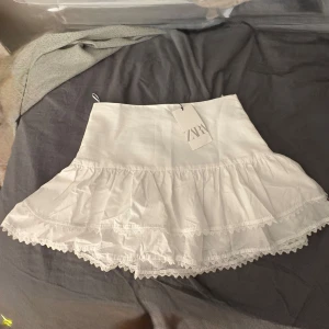 Vit volangkjol från Zara - Så fin kjol från Zara, helt ny med lapp💕 nypris - 400kr