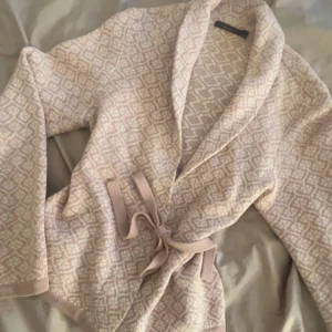 Cardigan med knytband - Väldigt söt,  aldrig använt. Skriv för frågor 