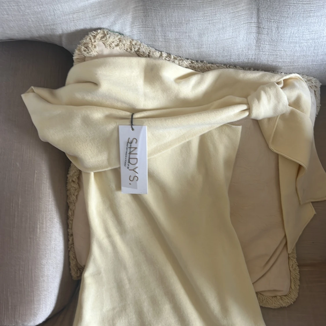 Ljusgul klänning  - 4