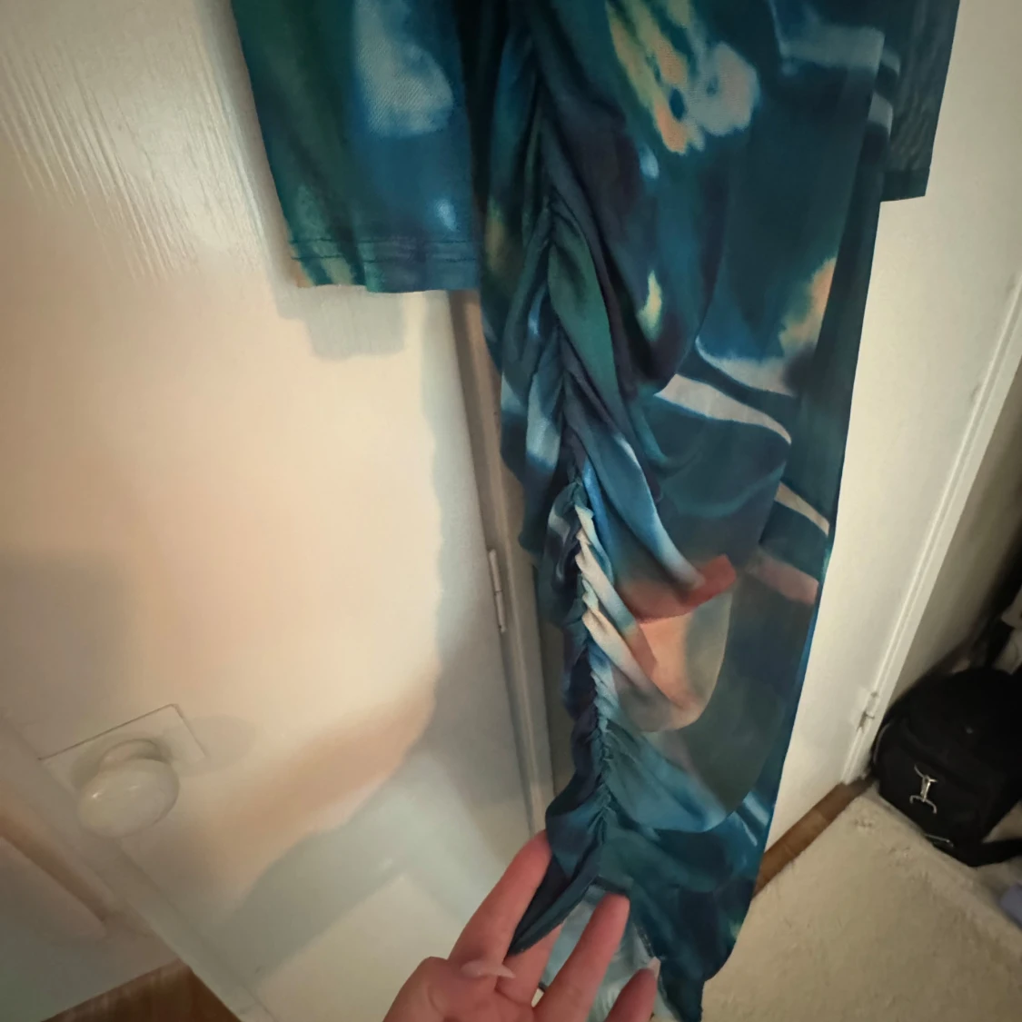 Blå långklänning med drapering - 1