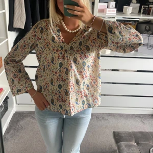 Skjorta - En mönstring så fin skjort/tröja från zara. Prislapp kvar så ej använd