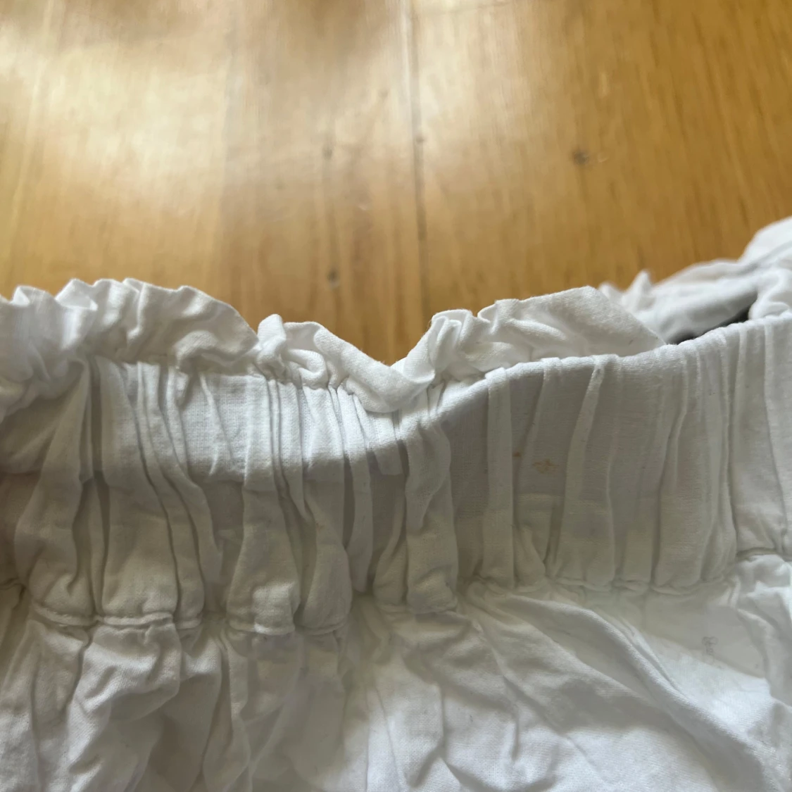 Vit volangkjol med spets från BikBok - 3