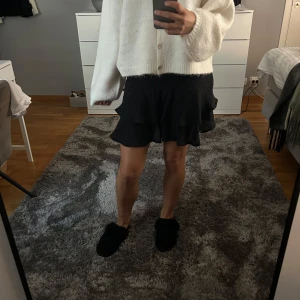 Svart volangkjol - Supersöt svart volangkjol från SHEIN i storlek XS men passar även S. Kjolen har bred resår i midjan och dubbla volanger. Knappt använd.💗💗