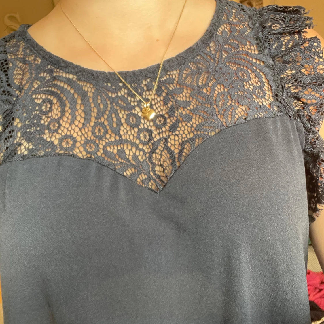 Marinblå spetsblus från Vero Moda - 1