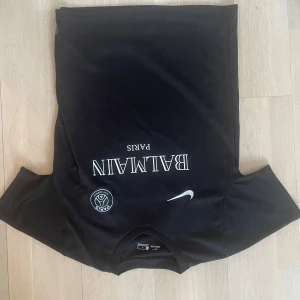 Psg x balmain fotbolls t shirt - Fet tröja utan defekter!