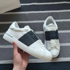 Valentino Open sneakers vit/svart skinn - Säljer skorna för att dom inte passade mig. Pris kan diskuteras. Äkta kan bevisas privat 