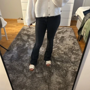 Svarta bootcut jeans - Säljer ett par svarta bootcut jeans från Gina Tricot i storlek 34. Materialet är stretchigt denim som sitter snyggt och bekvämt. Jeansen har en defekt på ena fickan som syns i sista bilden. Säljer då jeansen är för små.🩷🩷