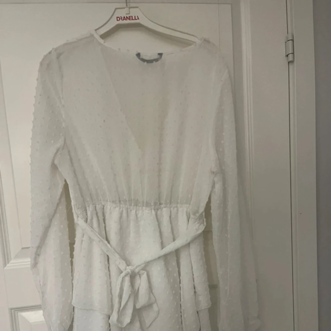 Vit prickig omlottklänning med bälte - 2