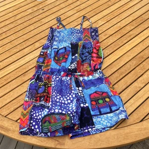 Färgglada mönstrad byxdress  - Unik byxdress i ett färgstarkt och patchwork-liknande mönster. Den är blå, röda, gula och lila toner med olika geometriska och blommiga detaljer. Midjan är elastisk och materialet känns lätt och luftigt, perfekt för varma dagar.