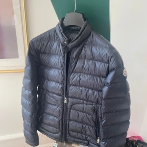 Moncler Acorus jacka - Säljer min Moncler Acorus jacka. Den är väldigt bra skick då den är sparsamt använd. Inga defekter. Färg: marinblå. Storlek: 3 (vilket motsvarar M-L). Mitt pris : 4199 kr. Nypris: 12 000 kr. Priset går att diskutera! Hör av er vid funderingar eller för fler bilder!