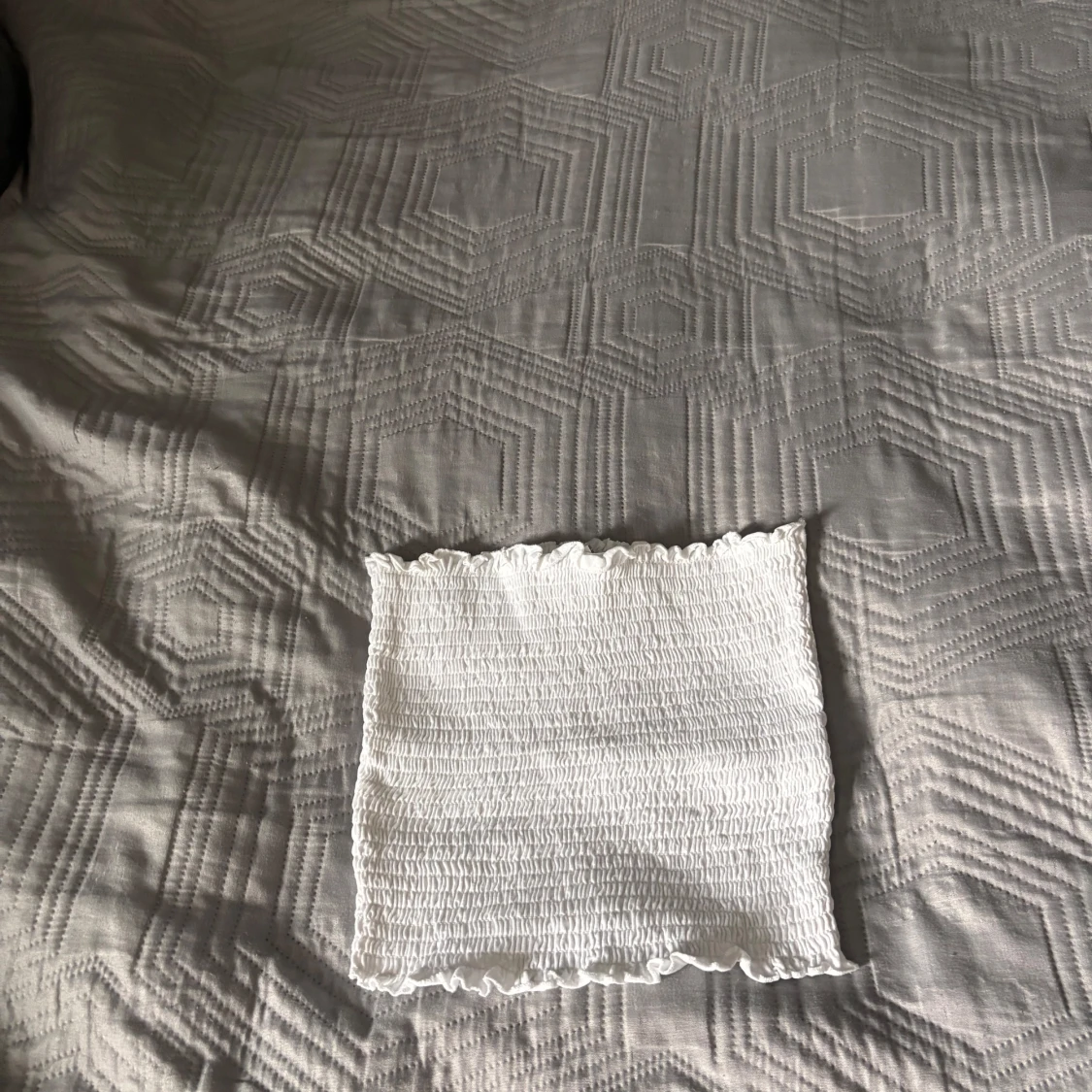 Vit  tubtopp med volangkant