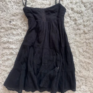 Zara klänning - Säljer denna så söta Zara klänning! Säljs ej längre!! Perfekt nu till sensommaren!! Bra skick🌟🙏🏽🛍️