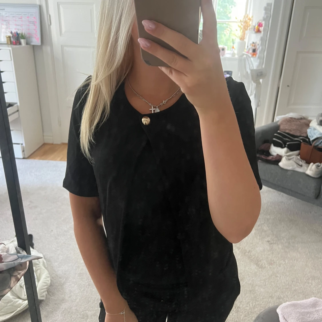 Svart t-shirt med knappdetalj