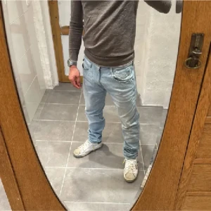 Replay jeans  - Ett par snygga jeans från Replay i storlek W32 L32 i modellen Anbbas 