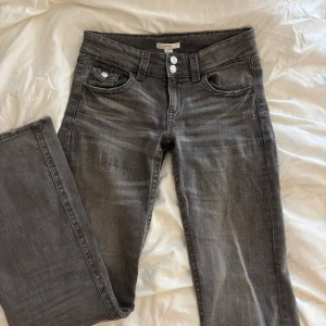 Lågmidjade bootcut jeans Grå - Snygga lågmidjade gråa jeans med bootcut. Från Gina tricot, säljer för att dom är för små för mig. 